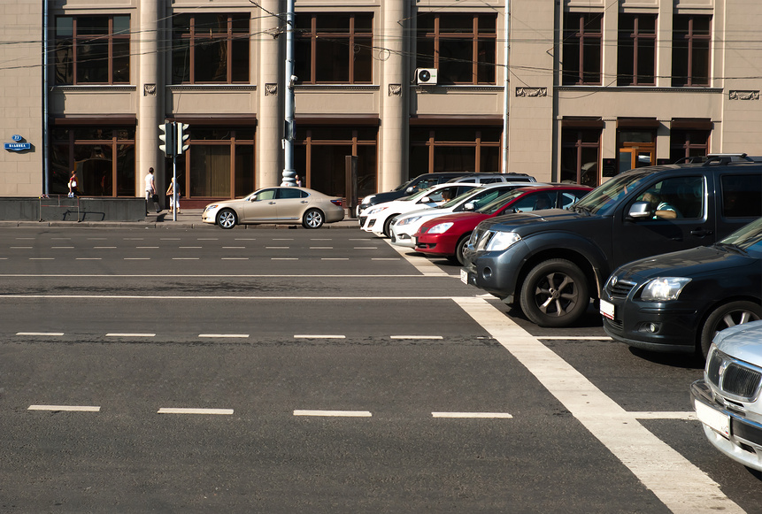 Ìîñêâà. Îñòàíîâêà àâòîìîáèëåé ïåðåä ñòîï-ëèíèåé