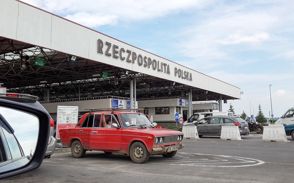 Пассажир поцарапал дверью двигающееся по дороге авто