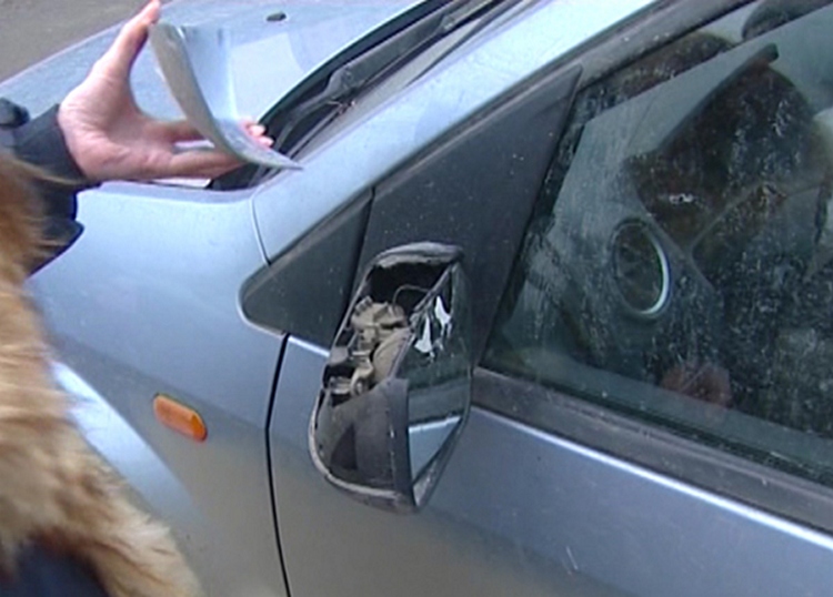 пассажир снес зеркало дверью на стоянке