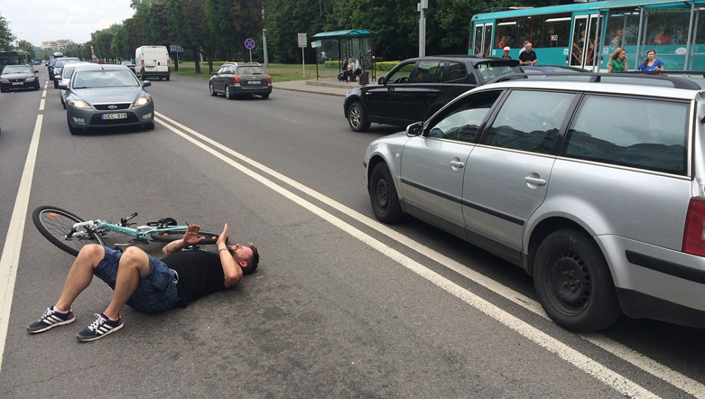 Сбил велосипедиста на пешеходном переходе: кто должен оплачивать ущерб