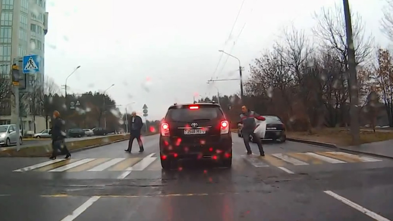 Задела машиной человека на стоянке