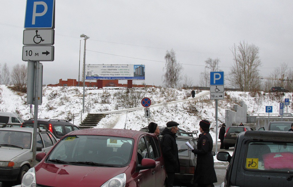 Задел человека машиной и уехал