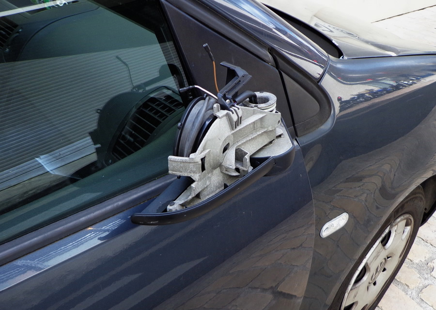 Задел зеркалом машину и уехал