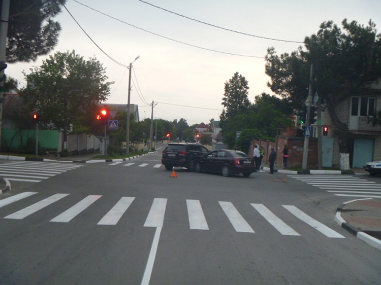 Водитель, совершающий маневр с поворотом налево