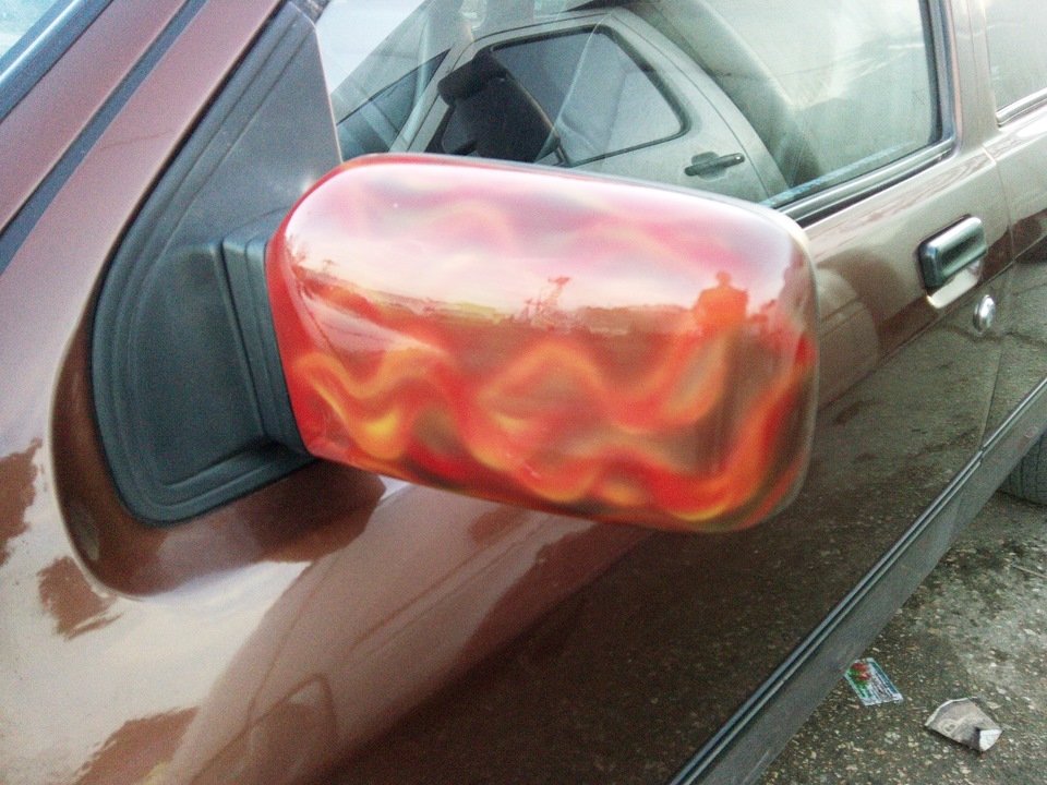 Задел зеркалом припаркованную машину